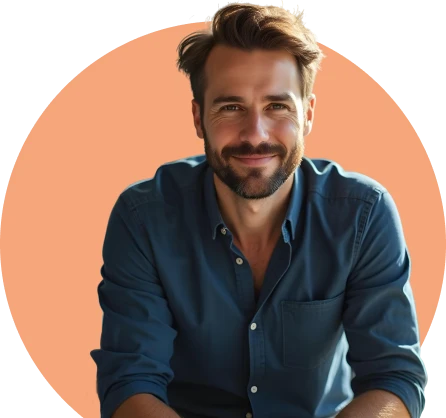 Un homme souriant avec une barbe, portant une chemise bleue, sur un fond orange.
